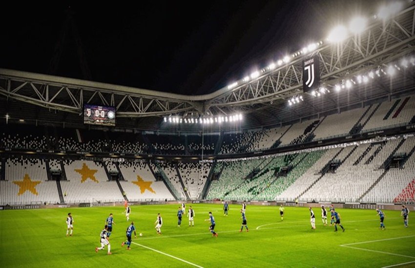 खाली स्टेडियम में फुटबॉल लीग