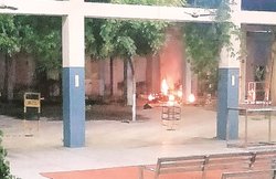 COVID-19 संक्रमित के अंतिम संस्कार का विरोध कर रहे भीड़ का हंगामा, अधजली लाश एंबुलेंस में लेकर भागे परिजन