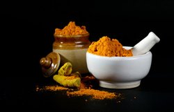 Skin Care: हल्दी में मिलाएं सिर्फ ये तीन चीज़ और पाएं निखरी और बेदाग त्वचा, जानिये कैसे करें तैयार