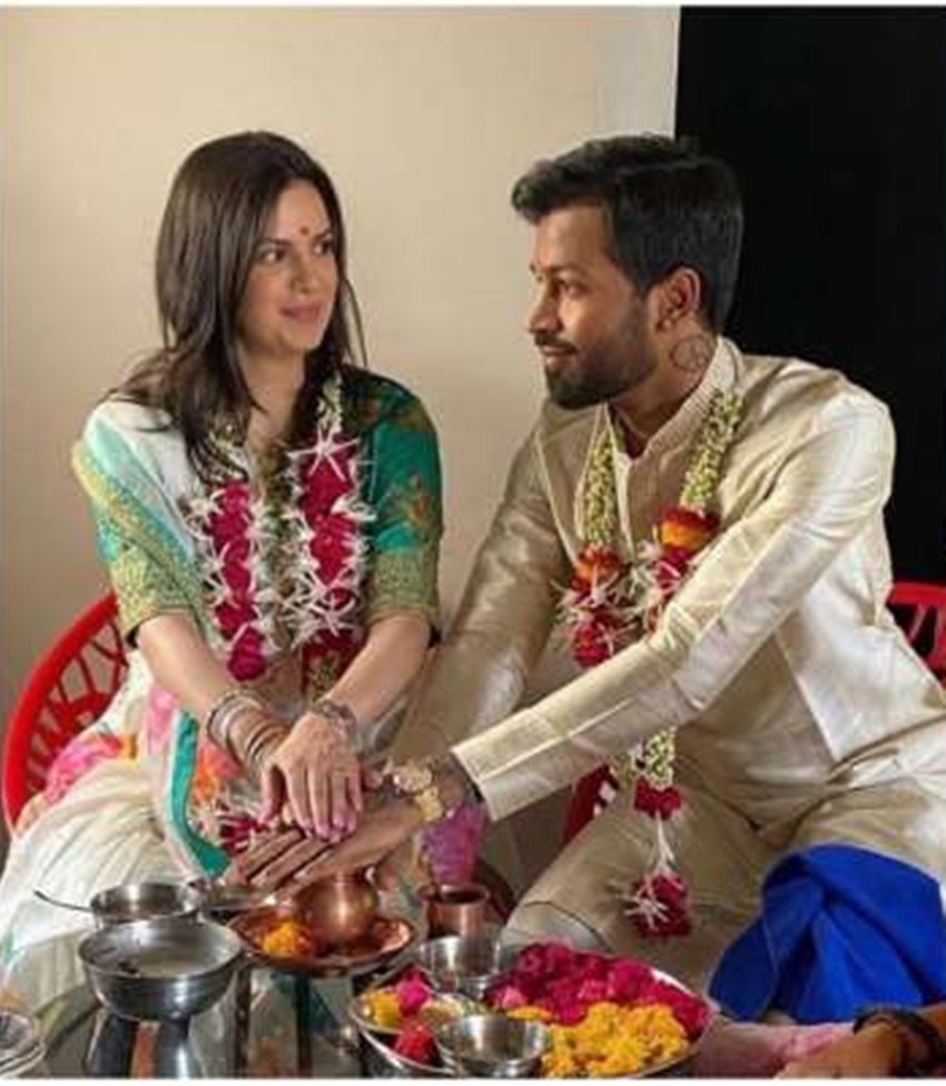 हार्दिक पांड्या ने जो तस्वीरें शेयर की हैं उनमें एक तस्वीर ऐसी भी है जिसमें दोनों वरमाला पहने दिख रहे हैं। हालांकि ये तस्वीर शादी की है या फिर सगाई की, इस बारे में स्पष्ट जानकारी नहीं है। आपको बता दें कि हार्दिक पांड्या से पहले कई ऐसे क्रिकेटर रहे हैं जो बिना शादी के ही पिता बन चुके हैं। आइए डालते हैं ऐसे ही कुछ नामी क्रिकेटर्स पर एक नजर: