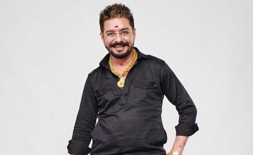 हिंदुस्तानी भाऊ की आमदनी की बात करेंतो यूट्यूब पर उनके करीब 5.40 लाख सब्सक्राइबर्स हैं। मीडिया रिपोर्ट्स के मुताबिक वह सालाना 40-50 लाख सिर्फ यूट्यूब से कमाते हैं। इसके अलावा भी उनके कमाई के और जरिए हैं। जिसमें उनकी नौकरी और टीवी एंडोर्समेंट शामिल है। <a href="https://www.jansatta.com/photos/picture-gallery/carry-minati-networth-youtube-vs-tiktok-20-million-followers-on-youtube-know-about-ajey-nagar/1426719/">Carry Minati ने पैशन के लिए छोड़ दिया था स्कूल, आज 20 की उम्र में ही कमा रहे इतना</a>