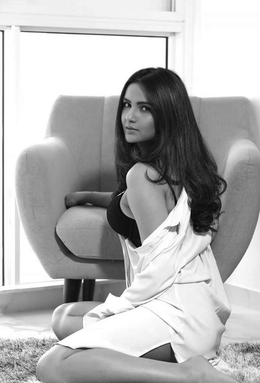 इस तरह की चर्चा है कि जैस्मीन भसीन कोरियोग्राफर पुनीत पाठक को डेट कर रही हैं। हालांकि जैस्मीन का कहना है कि वह अभी तक सिंगल हैं।