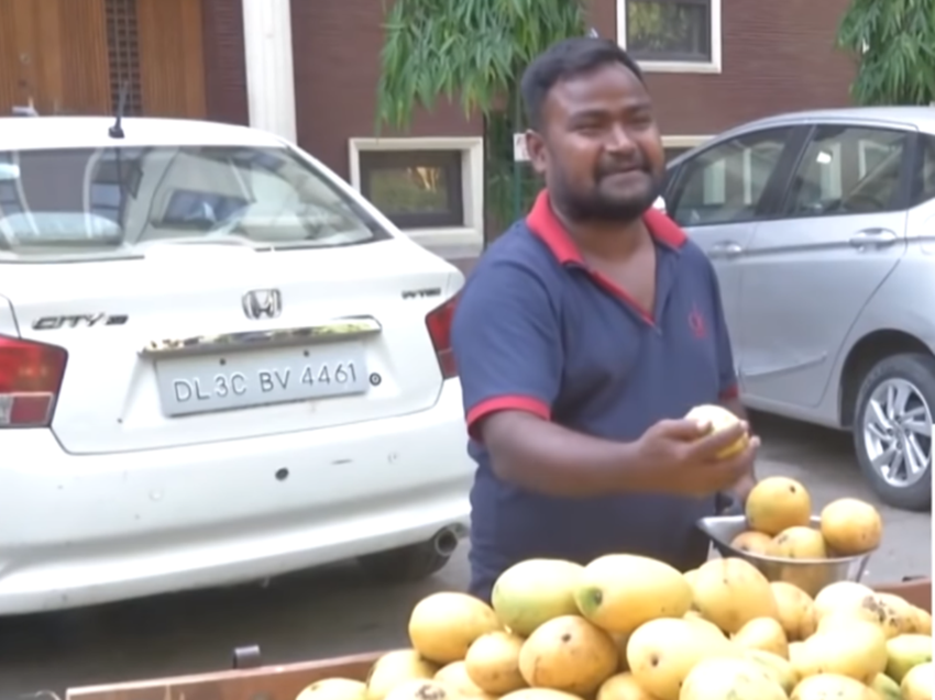 बता दें कि लॉकडाउन में फिल्मों की शूटिंग बंद होने के कारण कई कलाकारों पर आर्थिक संकट का पहाड़ टूट पड़ा है।