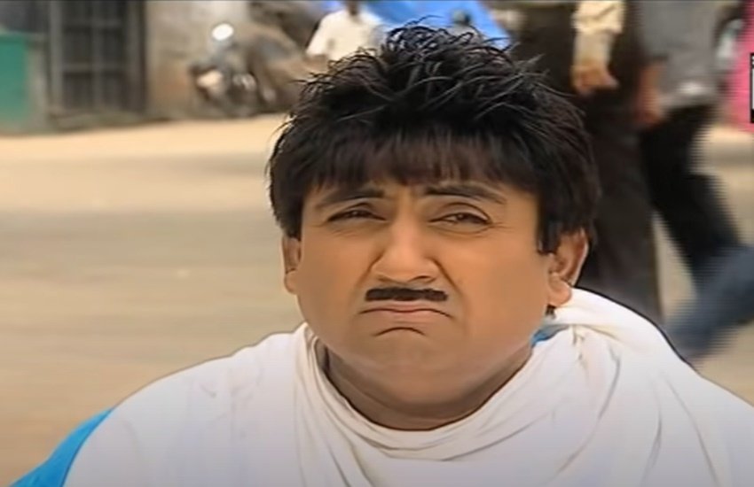 TMKOC: सड़क पर बैठकर बाल कटवाते जेठालाल