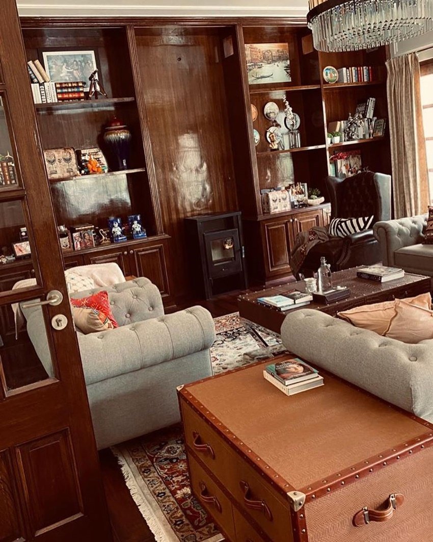 रंगोली चंदेल ने घर के अंदर की तस्वीरें औऱ वीडियोज शेयर की हैं।