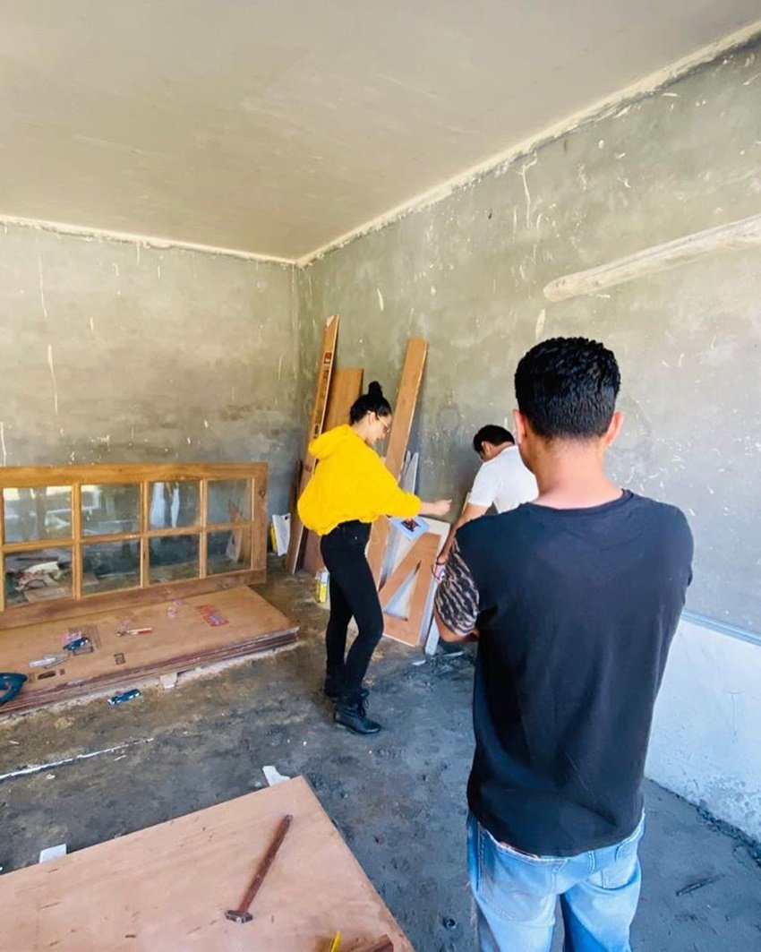 रंगोली ने इंस्टाग्राम पर तस्वीरें शेयर कर बताया है कि कैसे कंगना रनौत ने पूरी शिद्दत से उनके घर को सजया है।