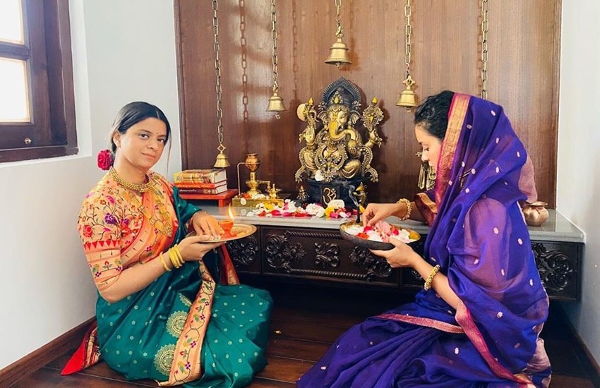 कंगना रनौत (Kangana Ranaut) और उनकी बहन रंगोली चंदेल बहुत अच्छी बॉन्डिंग शेयर करती हैं। रंगोली आए दिन अपनी बहन के लिए नामी-गिरामी हस्तियों से पंगा लेती रहती हैं वहीं कंगना भी हर कदम पर अपनी बहन का साथ देती हैं। हाल ही में रंगोली ने अपने नए घर में गृह प्रवेश किया है। इस घर का इंटीरियर खुद कंगना रनौत ने डिजायन किया है।