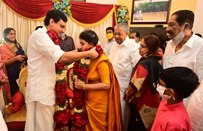 VIP नहीं मान रहे नियम तो कैसे हो आम में पालन? केरल CM की बेटी की शादी में उड़ी सोशल डिस्टेंसिंग की धज्जियां, दूल्हा-दुल्हन ने नहीं लगाया मास्क