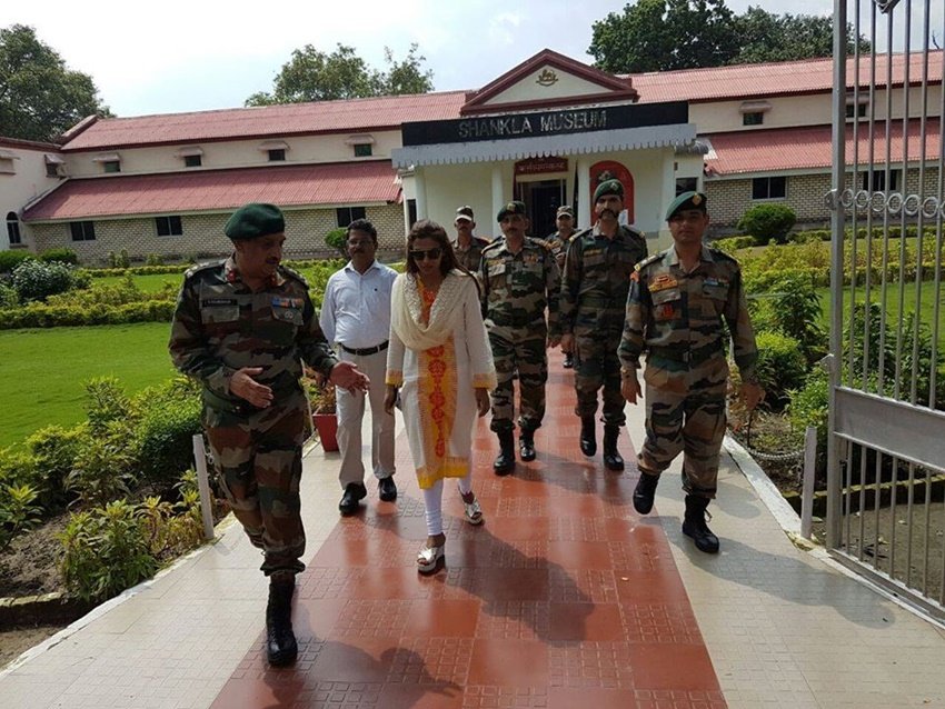 मां की मौत के बाद किंजल और प्रांजल दोनों बहने अनाथ हो गईं। दोनों दिल्ली में एक साथ रहकर मां की बेटियों को IAS बनाने के सपने को पूरा करने में जुट गईं।