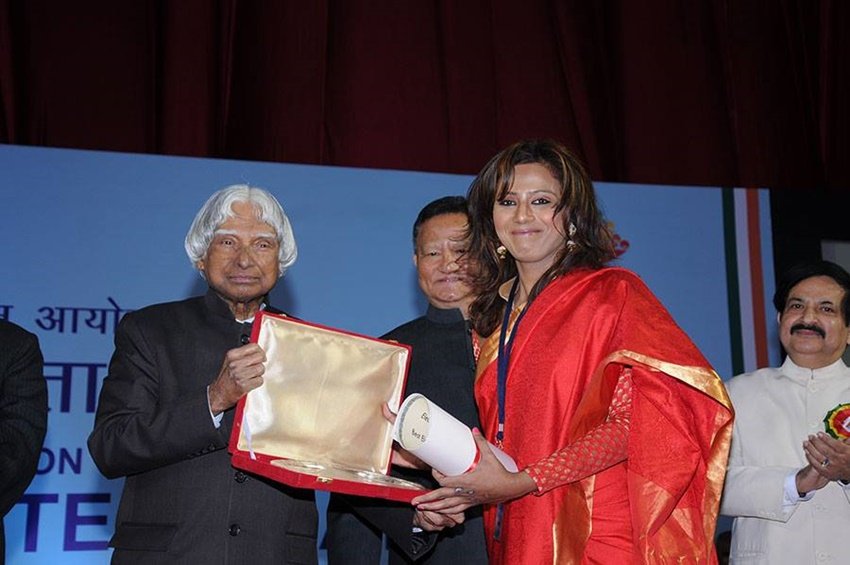 साल 2004 में किंजल की मां विभा सिंह पति को न्याय का इंतजार करते हुए कैंसर से दम तोड़ बैठीं। मां की मौत के दो दिन बाद ही किंजल का ग्रैजुएशन का फाइनल एग्जाम था। उस एग्जाम में किंजल ने यूनिवर्सिटी टॉप किया।