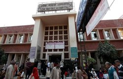 ‘LNJP अस्पताल के बाहर COVID-19 संक्रमित पिता को लेकर इंतजार करती रही, नहीं किया भर्ती तो हो गई मौत; बेटी ने ट्वीट कर सुनाई दास्तान