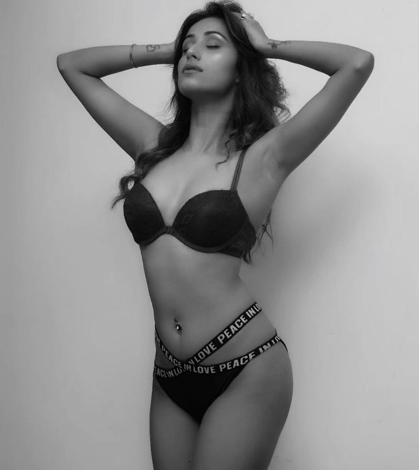 इससे पहले भी उनके बोल्ड अवतार काफी वायरल हुए थे।