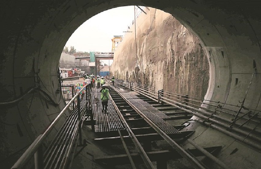लोकल फेल, चीनी कंपनी को मेट्रो रेल सुरंग बनाने का 1126 करोड़ का ठेका। (indian express)