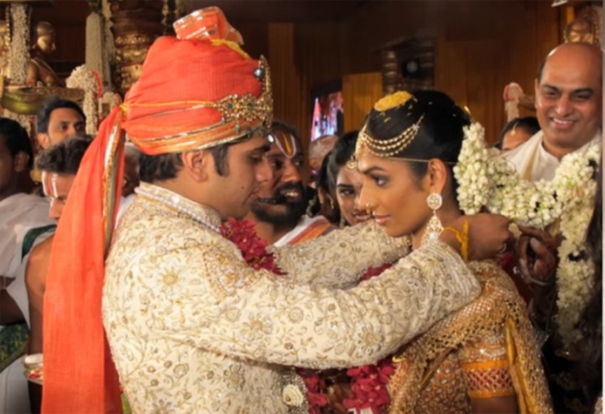 GVK ग्रुप के मालिक की बेटी मल्लिका रेड्डी ने ने जून 2011 में सिद्धार्थ रेड्डी से शादी की थी। मल्ल्किा की शादी का जोड़ा मशहूर डिजायनर अबू जानी औऱ संदीप खोसला ने तैयार किया था। (फोटो: Social Media)