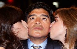 डिएगो मैराडोना पर मुकदमा करेंगी उनकी बेटियां, नशे की लत से आ चुकी हैं आजिज; एक्स-गर्लफ्रेंड के सामने कर चुके हैं अश्लील हरकत