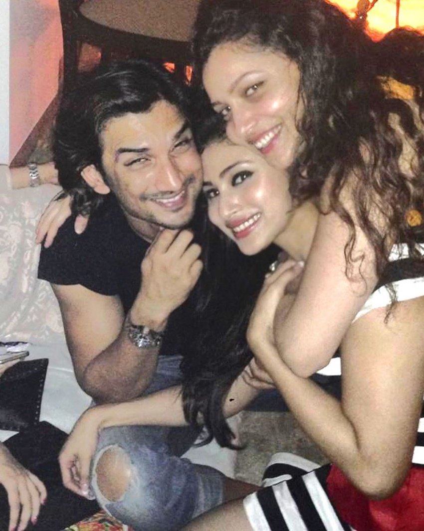 सुशांत के बाल काफी बड़े हैं जिससे अंदाजा लगाया जा सकता है कि शायद ये तस्वीर उनकी फिल्म एम.एस धोनी द अनटोल्ड स्टोरी के दौरान की हो।