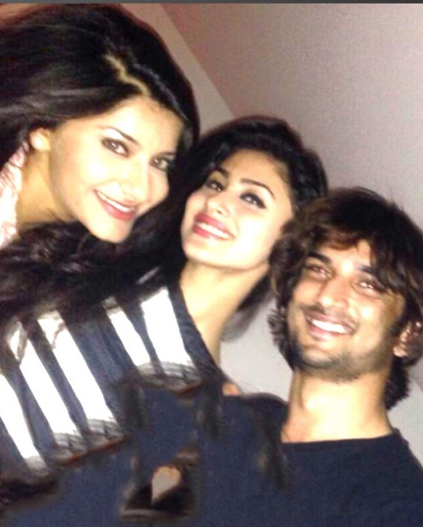 मौनी रॉय की ये तस्वीरें इंटरनेट पर आते ही वायरल होने लगीं। बहुत से यूजर्स ने सुशांत को याद किया तो वहीं तमाम यूजर्स मौनी को ट्रोल करने लगे।