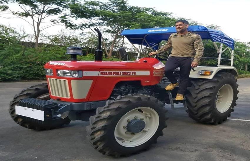 लॉकडाउन में ट्रैक्टर चलाना सीख रहे धोनी, अब करेंगे जैविक खेती लॉकडाउन में ट्रैक्टर चलाना सीख रहे धोनी, अब करेंगे जैविक खेती