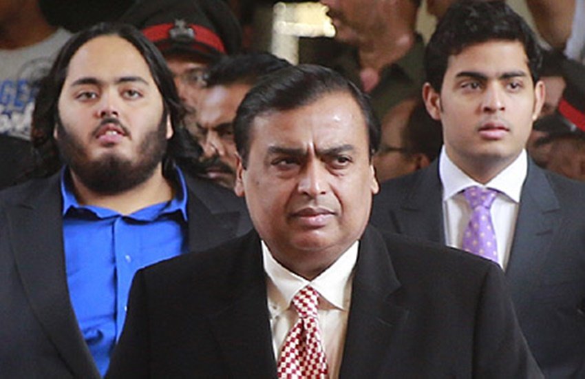 हर किसी की ख्वाहिश होती है कि उसे नौकरी में ज्यादा से ज्यादा सैलरी मिले। इसके लिए कोई आईएएस-आईपीएस बनता है तो कोई डॉक्टर-इंजीनियर। हालांकि आपको ये जानकर हैरानी होगी कि कुछ ऐसे भी ड्राइवर, नैनी और बॉडीगार्ड हैं जिनकी मंथली सैलरी अच्छे खासे पढ़े लिखे नौकरीपेशा लोगों से कई गुना ज्यादा है। इसमें अंबानी के ड्राइवर से अमिताभ के बॉडीगार्ड तक का नाम शामिल है। आइए देखते हैं कितनी मिलती है इन्हें सैलरी। (Photo: AP)