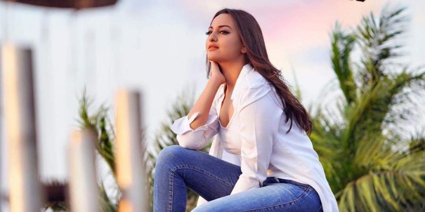 नेहा कक्कड़ से पहले सोनाक्षी सिन्हा ने भी सोशल मीडिया को अलविदा कह दिया था। उन्होंने ट्विटर अकाउंट डिऐक्टिवेट करने के बाद उसका स्क्रीनशॉट इंस्टाग्राम पर शेयर कर लिखा, 'आग लगे बस्ती में... मैं अपनी मस्ती में! बाय ट्विटर।'