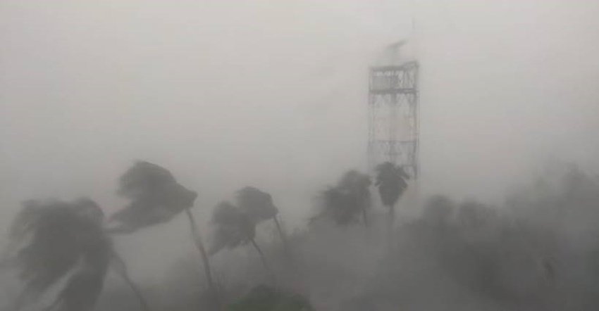 निसर्ग के कारण मुंबई में समुद्र किनारे काफी भयानक लहरें उठती दिखीं।