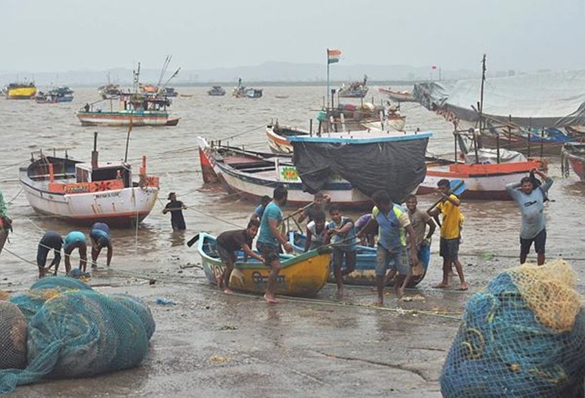 निसर्ग चक्रवात की चपेट में आने वाले संभावित इलाकों से लोगों को सुऱक्षित स्थानों पर पहुंचाने का काम पहले ही हो गयी था।