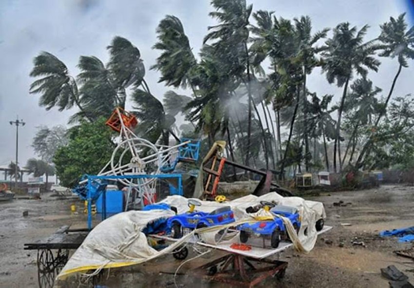 निसर्ग तूफान अपने साथ 125 किलोमीटर प्रति घंटे की रफ्तार से चलनी वाली हवाएं लाया।