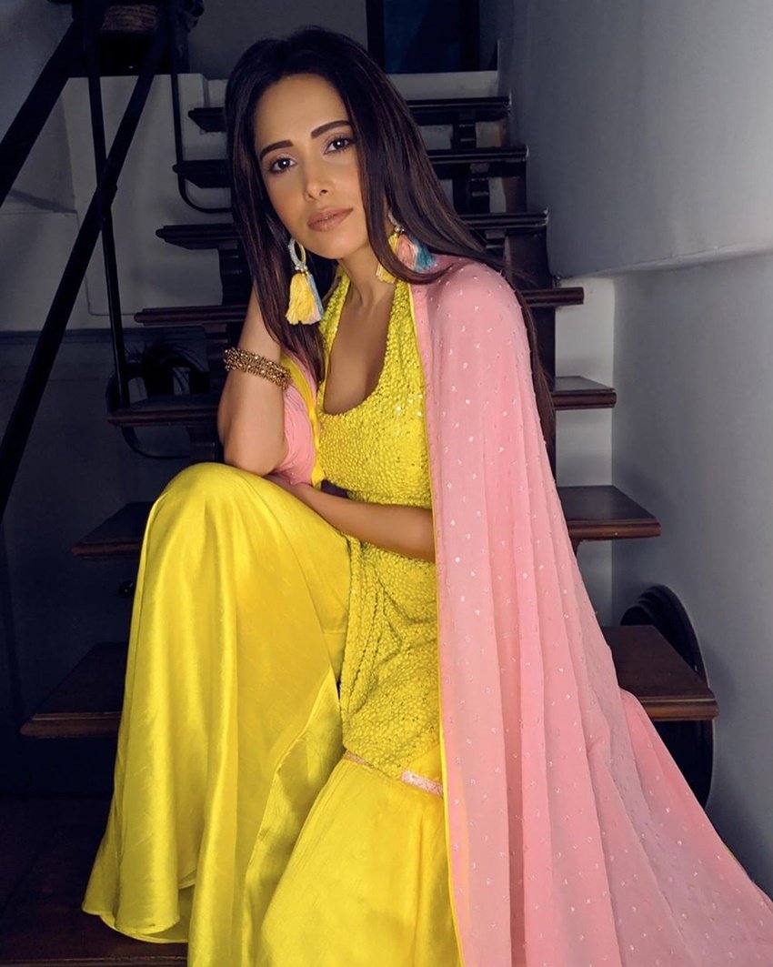 दरअसल नुशरत ने जो तस्वीरें शेयर की हैं उसमें उन्होंने खुद से अपना मेकअप किया है।