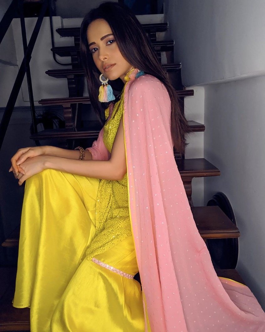 तस्वीरों में नुशरत ने जिस तरह से अपने बालों को संवारा है वह उनके इस लुक को कम्प्लीट कर रहा है।