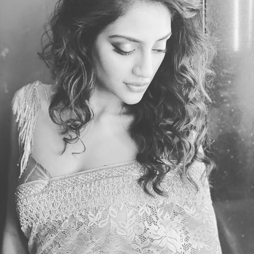 कुछ फैंस नुसरत जहां की साड़ी की तारीफ कर रहे हैं तो कुछ उनके बालों की। कुछ फैंस उनसे उनकी अगली फिल्म के बारे में भी जानकारी मांगते दिखे।