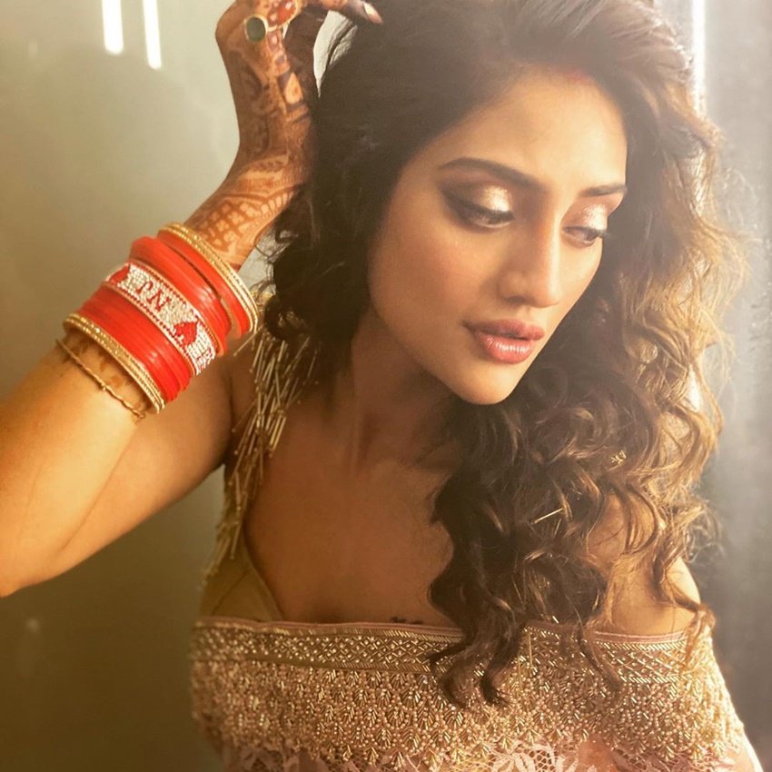 नुसरत जहां अपनी लेटेस्ट तस्वीरों में गोल्डन साड़ी में दिख रही हैं।