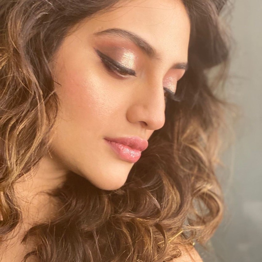 फैंस अपनी पसंदीदा एक्ट्रेस औऱ सांसद की तस्वीरों की तारीफ में कई तरह के कॉम्प्लिमेंट्स दे रहे हैं।