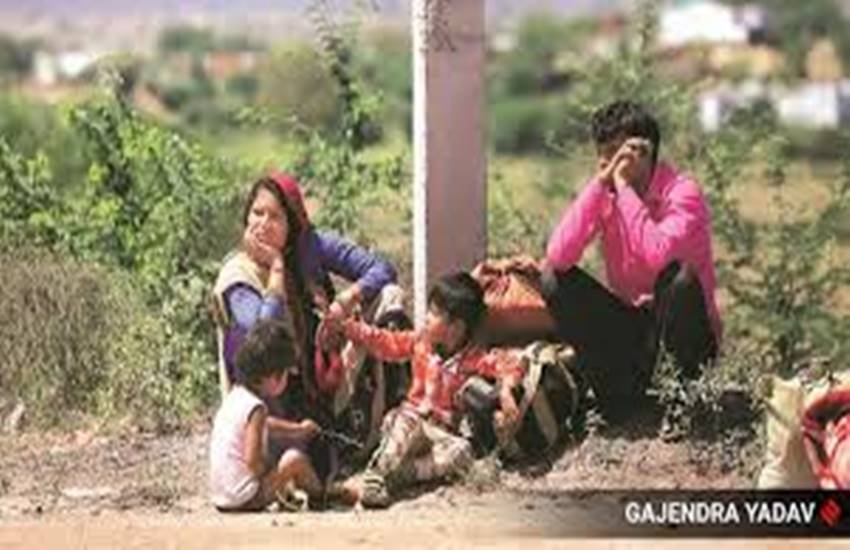 कोरोना महामारी के दौरान बेरोजगार होकर घर लौटते लोग परिवार के साथ कूड़े के पास बैठने को विवश हुए। (फोटो गजेंद्र यादव- इंडियन एक्सप्रेस) 