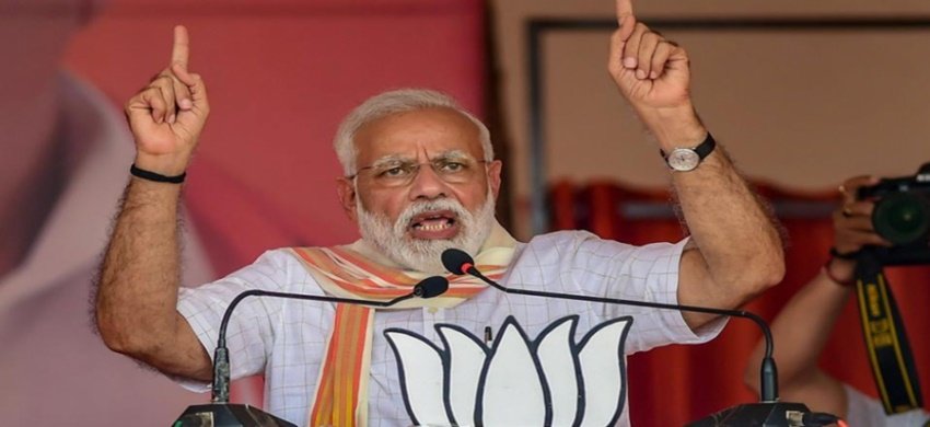 प्रधानमंत्री नरेंद्र मोदी ने एक इंटरव्यू में बताया था कि वह कलाई पर हमेशा घड़ी उल्टी क्यों पहनते हैं। पीएम मोदी का कहना था कि वह अकसर मीटिंग में रहते हैं। मीटिंग में उल्टी घड़ी बांधने से समय देखने में आसानी होती है और सामने वाले को पता भी नहीं चलता है कि वह टाइम देख रहे हैं। पीएम मोदी का कहना था कि जब आप किसी के साथ मीटिंग में हो तो बार-बार समय देखने से सामने वाले की इंसल्ट होती है। हालांकि ये बहुत कम लोगों को ही पता होगा कि पीएम मोदी किस ब्रांड की घड़ी पहनते हैं। (Photos: Agency & Social Media)