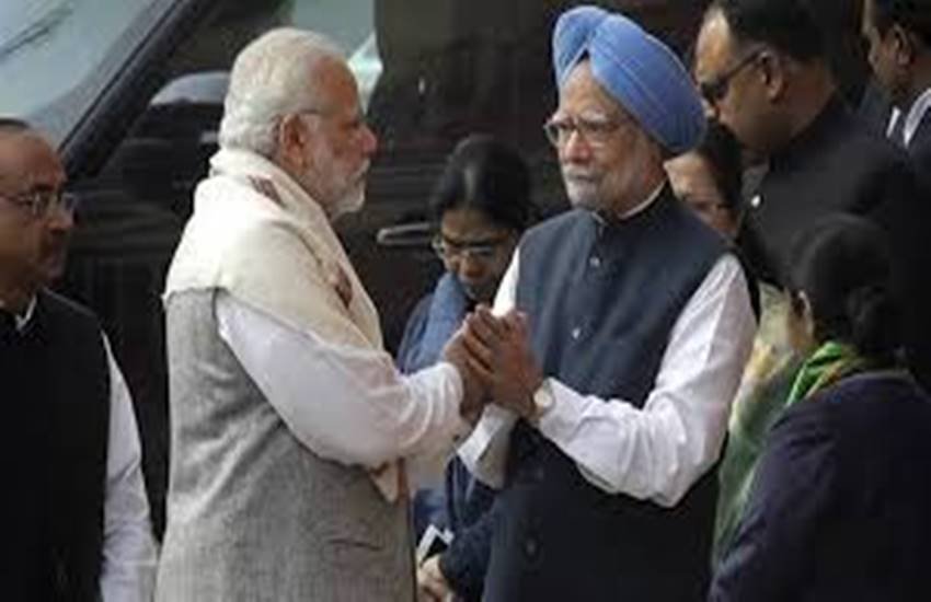 प्रधानमंत्री नरेंद्र मोदी के साथ पूर्व प्रधानमंत्री मनमोहन सिंह। (फाइल फोटो)