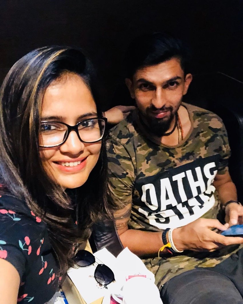 इशांत शर्मा ने कहा कि, ''मेरी वाइफ की सिस्टर और मेरे दोस्त ने एक टूर्नामेंट का आयोजन कराया था, जहां मुझे उसमें चीफ गेस्ट के तौर पर बुलाया गया। प्रतिमा सिंह उस मैच में चोटिल होने के चलते भी स्कोरिंग कर रही थी। मैंने प्रतिमा को देखते ही अपने दोस्त से कहां कि यहां तो स्कोरर भी बेहद सुंदर हैं। दोस्त ने बताया कि इस टूर्नामेंट को जो ऑर्गनाइज करा रही है ये उसकी ही बहन है।''