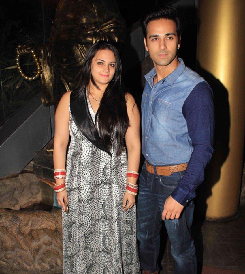 बॉलीवुड एक्टर पुलकित सम्राट ने सलमान खान की मुंहबोली बहन श्वेता रोहिरा से शादी की थी। हालांकि दोनों का रिश्ता महज 6 महीने ही चल सकता औऱ तलाक हो गया। मीडिया रिपोर्ट्स की मानें तो पुलकित इन दिनों एक्ट्रेस कृति खरबंदा को डेट कर रहे हैं।