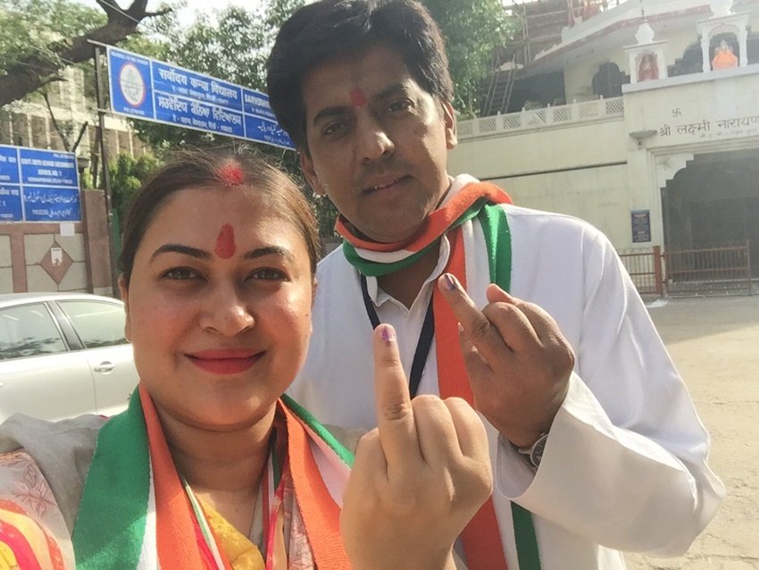 रागिनी नायक ने अशोक बसोया से शादी की है। अशोक भी कांग्रेस पार्टी से जुड़े हैं।