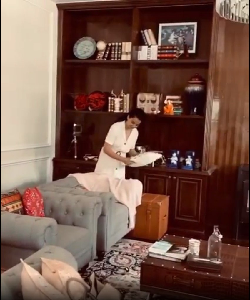 रंगोली ने तस्वीरें और वीडियोज शेयर की हैं उनमें कंगना अपनी बहन के घर को सजाते दिख भी रही हैं।