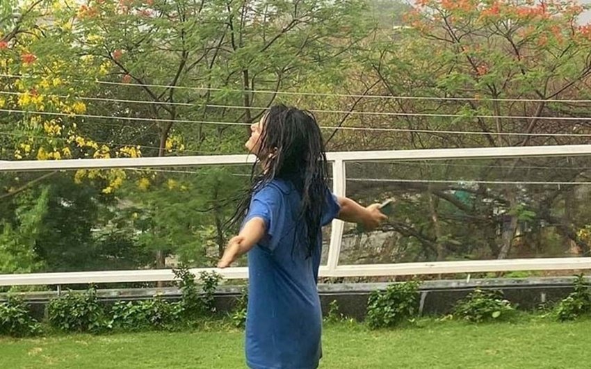 राधिका मदान के दिल्ली वाले घर में काफी बड़ा सा टेरेस है। अपने टेरेस में बारिश के मजे लते हुए एक्ट्रेस ने ये फोटो पोस्ट की थी। (Image Source:-instagram /radhikamadan)