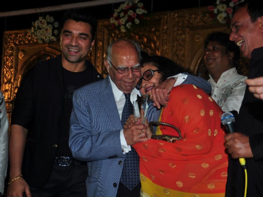 सोशल मीडिय़ा में इन तस्वीरों पर खूब बातें बनाई गईं। आखिरकार लीना चंद्रवाकर को आकर इस चुंंबन पर सफाई देनी पड़ी थी।