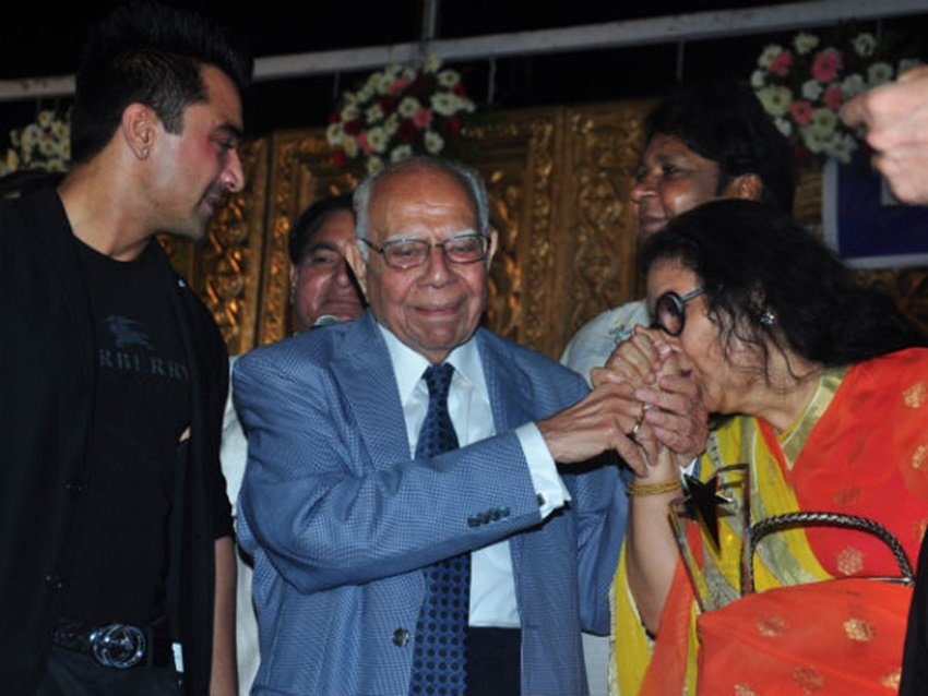 लीना चंद्रवाकर ने बताया था कि वकील जेठमलानी ने उनकी परमिशन से उन्हें चूमा था। बकौल लीना जब वह स्टेज पर चढ़ रही थीं तो उन्हें जेठमलानी ने सहारा दिया। जेठमलानी ने उनसे पूछा कि क्या वह उन्हें किस कर सकते हैं। लीना ने भी मना नहीं किया।