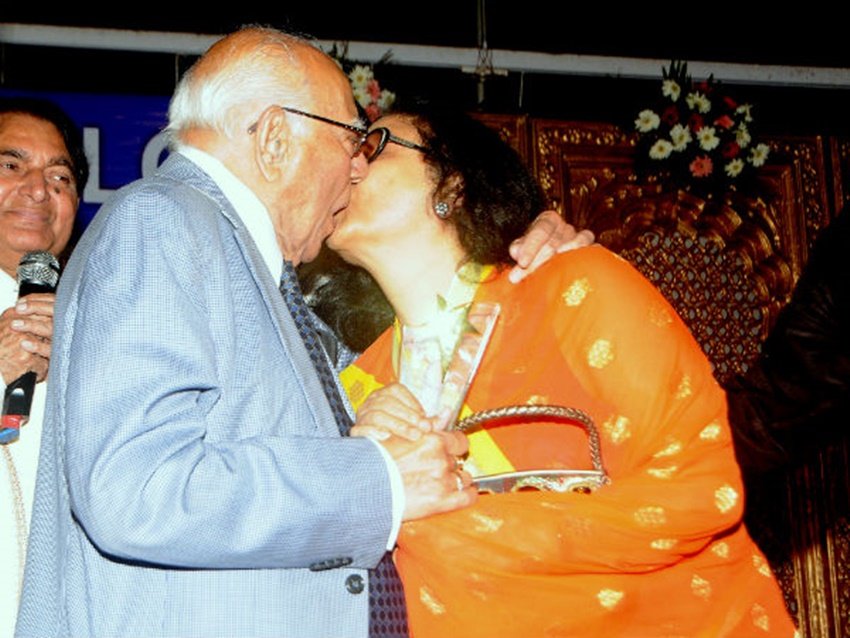 अगले दिन सोशल मीडिया में तस्वीरें वायरल होने लगीं जिनमें राम जेठमलानी लीना चंद्रवाकर को किस करते दिख रहे थे।
