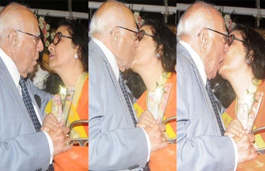 देश के मशहूर क्रिमिनल लॉयर रहे राम जेठमलानी अब इस दुनिया में नहीं हैं। 8 सितंबर 2019 उन्होंने इस संसार को अलविदा कह दिया था। राम जेठमलानी अकसर अपने कोर्ट केसेज के कारण चर्चा में रहा करते थे। लेकिन एक बार वह एक मशहूर अभिनेत्री को सरेआम किस कर भी सुर्खियों में आ गए थे। सोशल मीडिया में तब खूब हल्ला मचा था। (All Photos: Social Media)