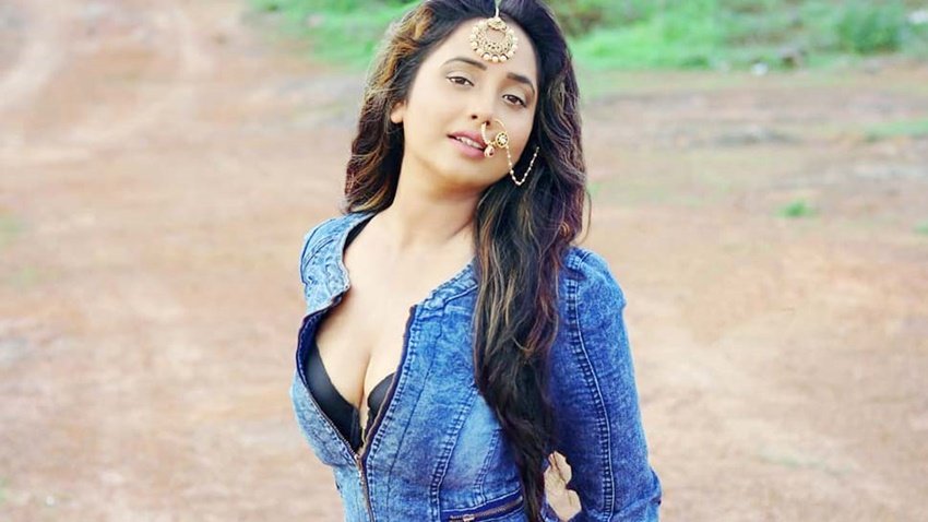 इसके बाद जब उनका सरनेम पूछा गया तो डायरेक्टर को कुछ सूझ नहीं रहा था। उन दिनों रानी मुखर्जी काफी चर्चित थीं तो उनके मुंह से निकल गया- रानी चटर्जी।
