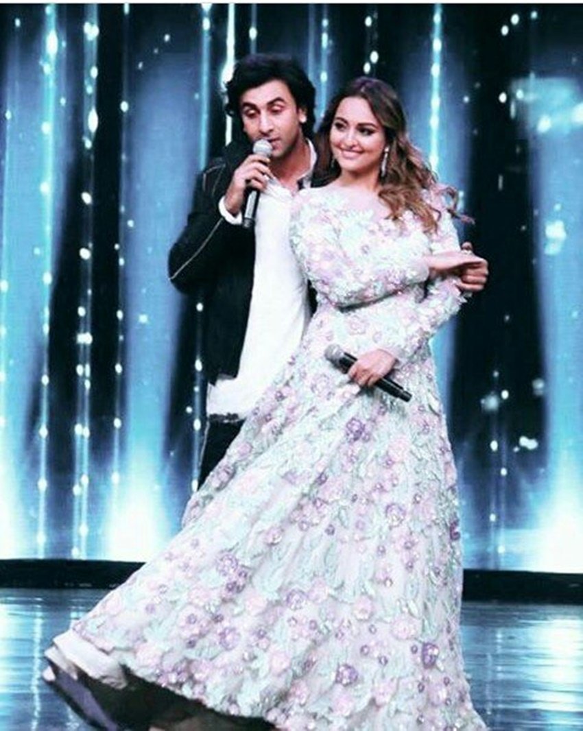 रणबीर कपूर को सोनाक्षी सिन्हा के साथ एक फिल्म ऑफर हुई थी। इस फिल्म से रणबीर ने खुद को ये कहते हुए अलग कर लिया कि मैं सोनाक्षी के सामने बच्चे जैसा लगूंगा।