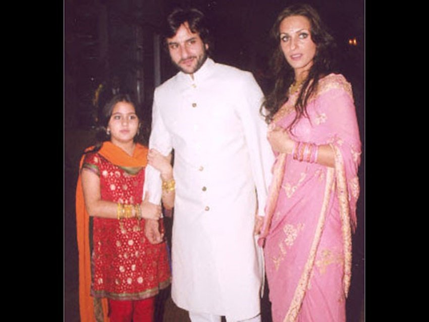 अमृता सिंह से शादी के बंधन में रहते हुए सैफ अली खान इटालियन मॉडल रॉसा को डेट कर रहे थे। सैफ ने खुद ये बताया भी है कि उन्होंने रॉसा को कभी नहीं बताया था कि वह पहले से शादीशुदा हैं। बाद में सैफ ने अमृता सिंह से तलाक तो लिया लेकिन शादी करीना कपूर से की।