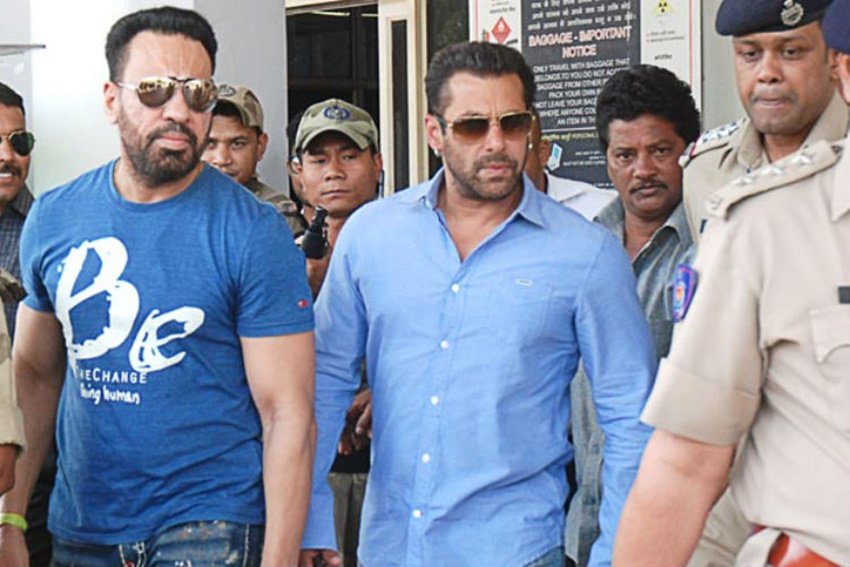 शेरा का असली नाम गुरमीत सिंह जॉली है। वह सिख परिवार से हैं। उनका जन्म महाराष्ट्र में ही हुआ है।