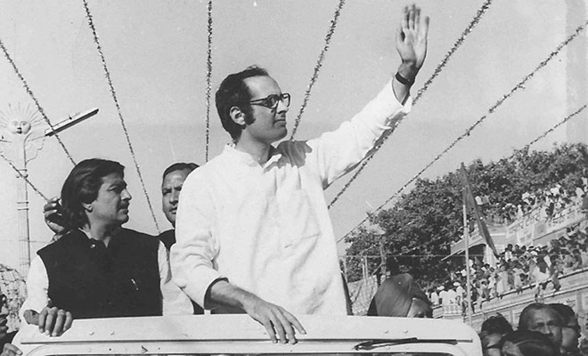 23 जून 1980 को हवाई जहाज उड़ाने के दौरान संजय गांधी नियंत्रण खो बैठे थे। इस प्लेन क्रैश में उनका निधन हो गया था। (Photo: Indian Express Archive)