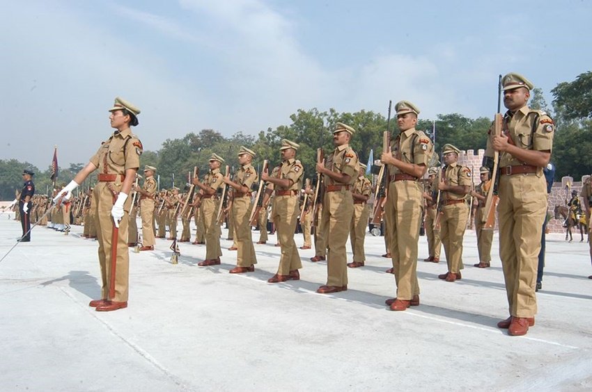 Sanjukta Parashar: देश की बेटियां पुलिस से लेकर सेना तक हर उस क्षेत्र में आज अपना लोहा मनवा रही हैं, जहां पहले सिर्फ पुरुषों का ही वर्चस्व था। ऐसी ही देश की एक बेटी है जिसका नाम सुनते ही आपराधियों के साथ आतंकी भी कांपने लगते हैं। इनका नाम है आईपीएस संजुक्‍ता पराशर। संजुक्ता असम की आयरन लेडी और लेडी सिंघम के नाम से मशहूर हैं।